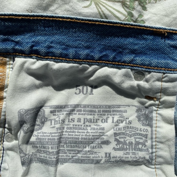 LEVI’S 501 Medium/Light Wash Jean Short - Picture 6 of 9